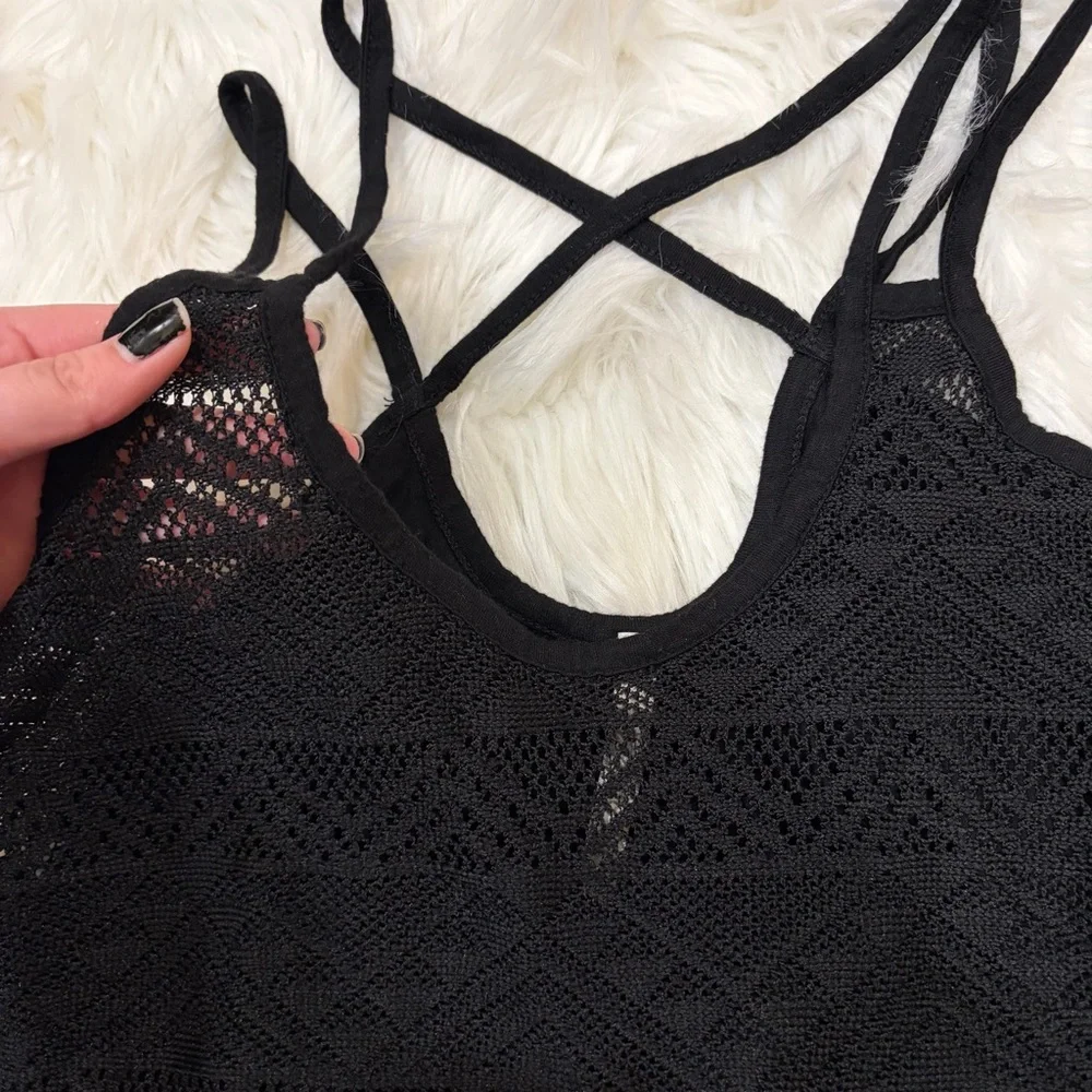 3/$15 Black cropped tank top - Picture 4 of 7